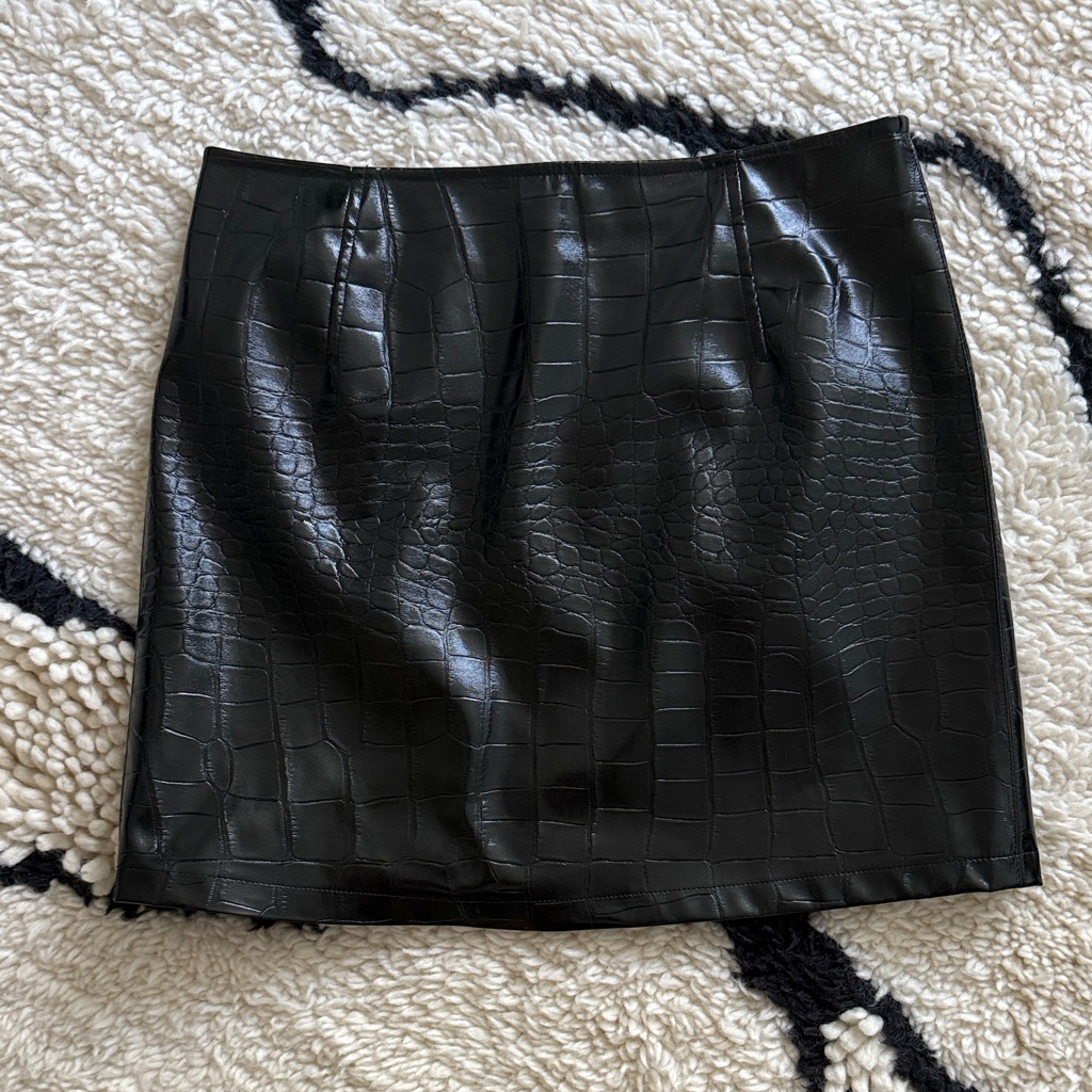 Pinko Elegant Black Croc-Embossed Skirt